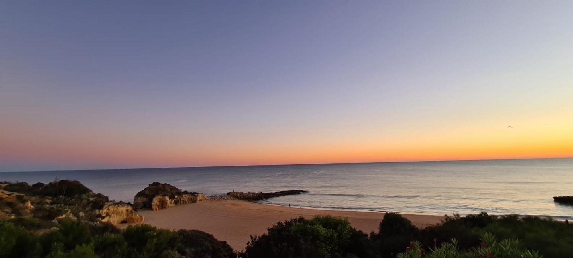 Beachfront Flat, Private Parking, Pools, Sea At Less Than 200 M (Adults Only) Appartement Albufeira Buitenkant foto