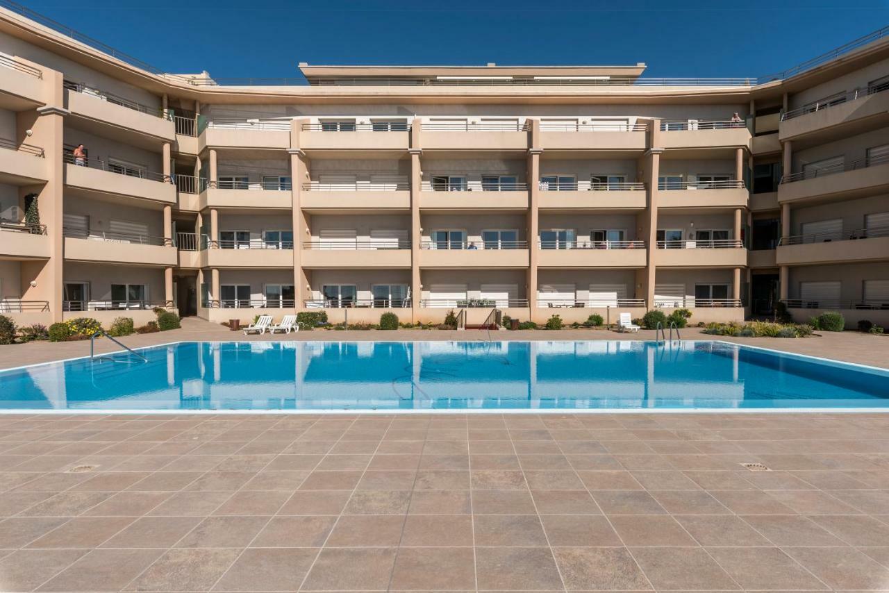 Beachfront Flat, Private Parking, Pools, Sea At Less Than 200 M (Adults Only) Appartement Albufeira Buitenkant foto