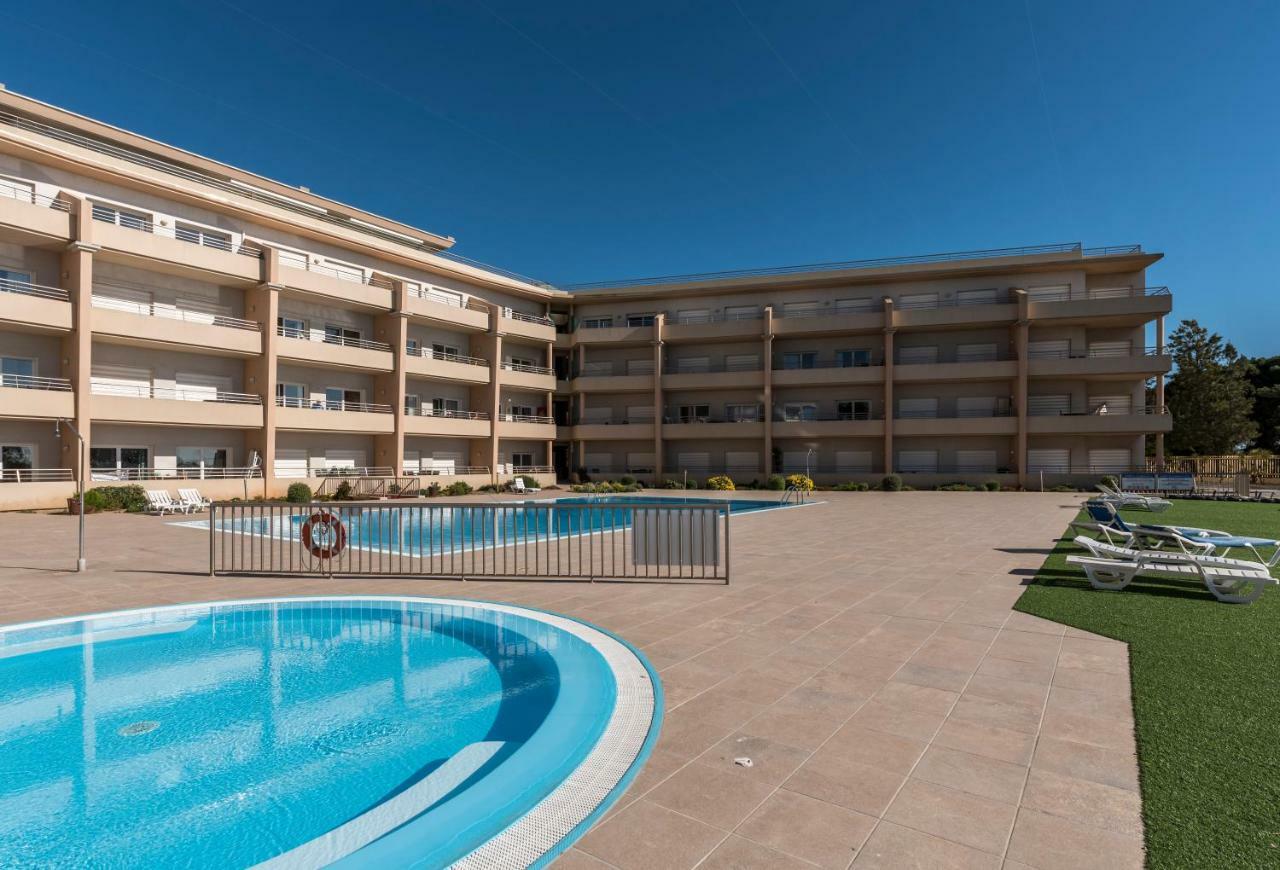 Beachfront Flat, Private Parking, Pools, Sea At Less Than 200 M (Adults Only) Appartement Albufeira Buitenkant foto