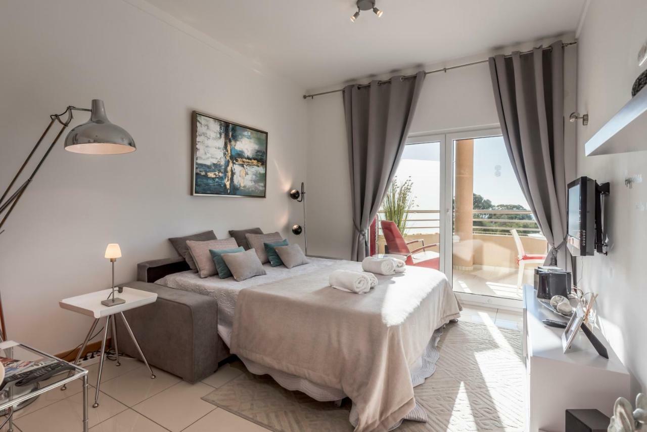 Beachfront Flat, Private Parking, Pools, Sea At Less Than 200 M (Adults Only) Appartement Albufeira Buitenkant foto